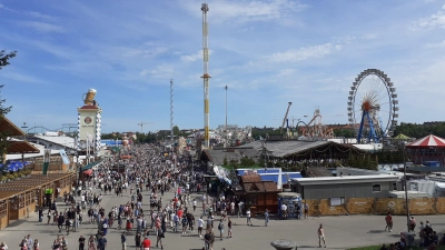 Bis zur „Halbzeit” sei die Wiesn 2026 weitgehend friedlich verlaufen, resümiert die Münchner Polizei. (Archivbild: mha)
