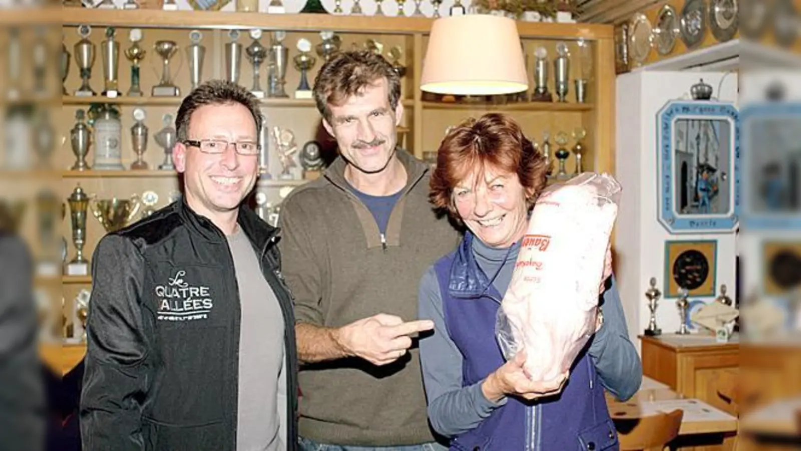 1. Sportleiter Manfred Hartl, 2. Schützenmeister Thomas Zellner und Gewinnerin Ilse Murr (von links nach rechts).	 (Foto: Frank Günzel)