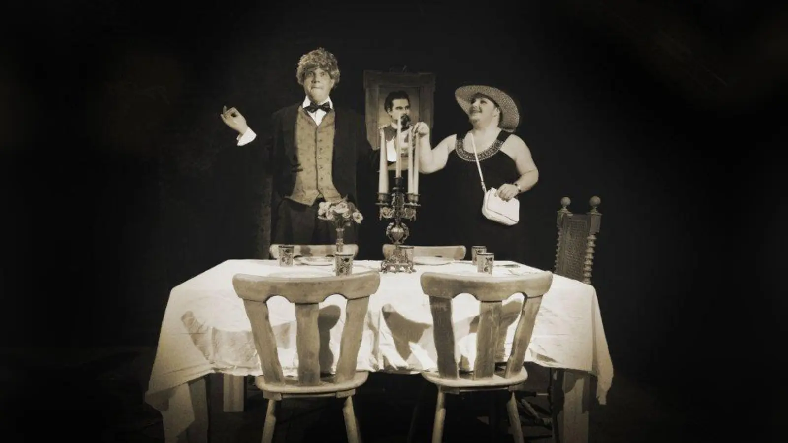 Da Bobbe &amp; Addnfahrer zeigen ihre eigene bayerische Version von „Dinner for One”. (Foto: Andi Nirschl)