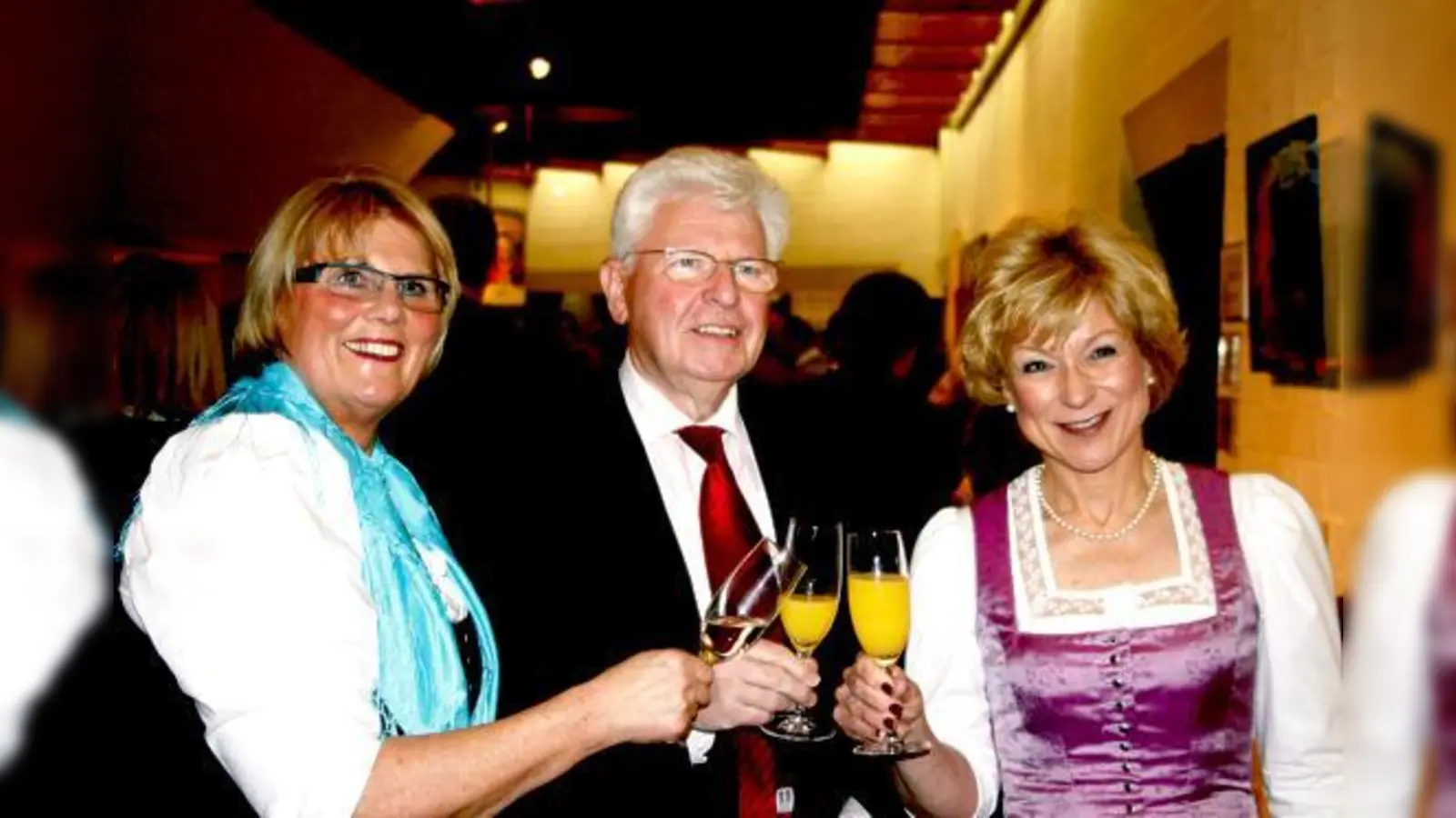 Die Erste Bürgermeisterin Hannelore Gabor (l.) zusammen mit Professor Dr. Oberreuter und Kerstin Tschuck vor der Rede des Festgastes.	 (Foto: rhf)