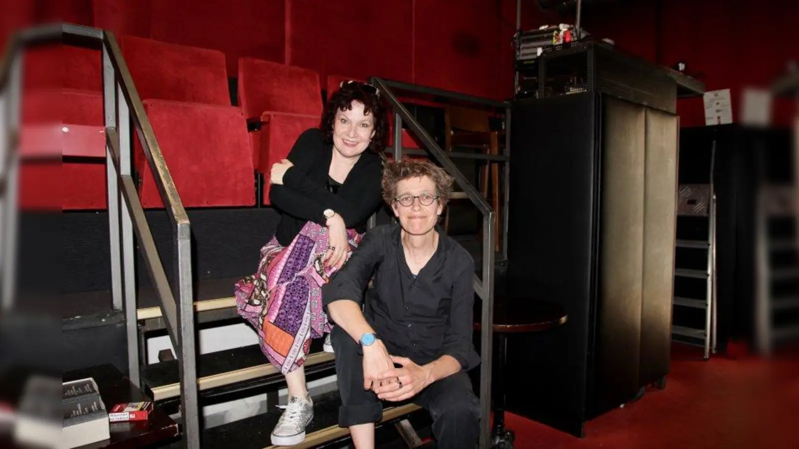 Zeitgemäßes und authentisches Theater von Älteren, aber nicht nur für Ältere: Die beiden Theatermacherinnen Esther Straimer und Barbara Altmann (v.l.) managen das Theater „Die Runde 70”. (Foto: us)