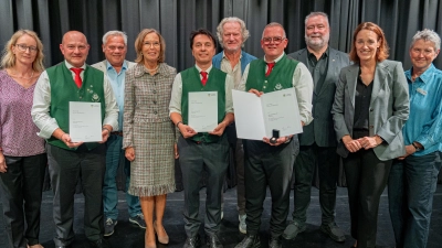 Der Männergesangsverein Ismaning wurde für seinen Einsatz für das kulturelle Leben vor Ort ausgezeichnet. Es gratulierten unter anderem Ismanings Bürgermeister Dr. Alexander Greulich und Stellvertretende Landrätin Nicola Gerhardt. (Foto: Landratsamt München/Wening)
