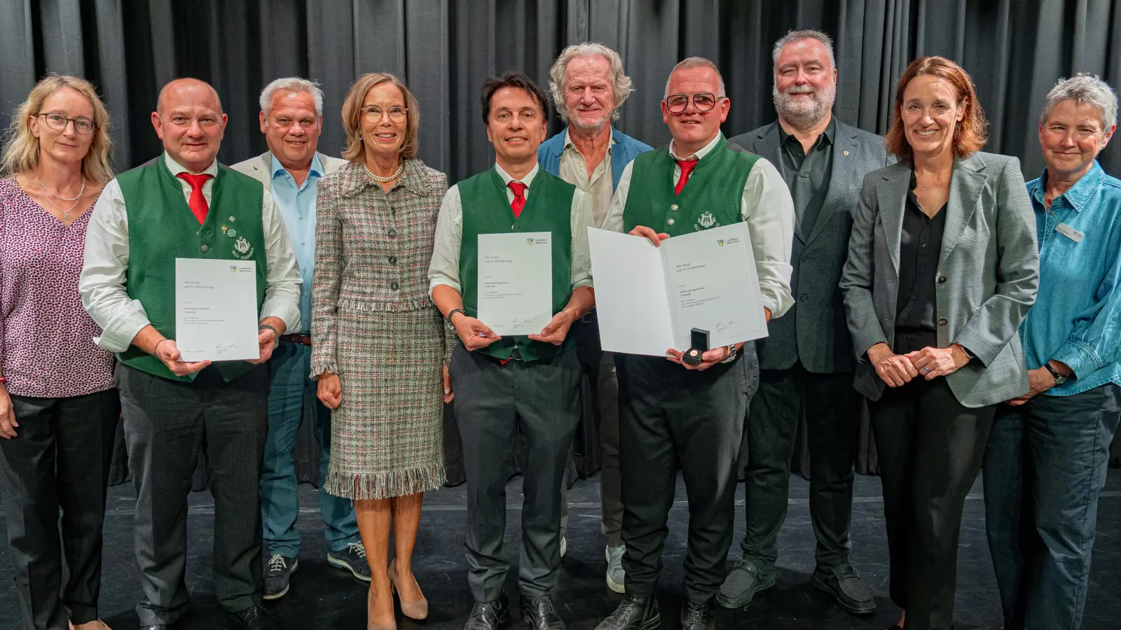 Der Männergesangsverein Ismaning wurde für seinen Einsatz für das kulturelle Leben vor Ort ausgezeichnet. Es gratulierten unter anderem Ismanings Bürgermeister Dr. Alexander Greulich und Stellvertretende Landrätin Nicola Gerhardt. (Foto: Landratsamt München/Wening)