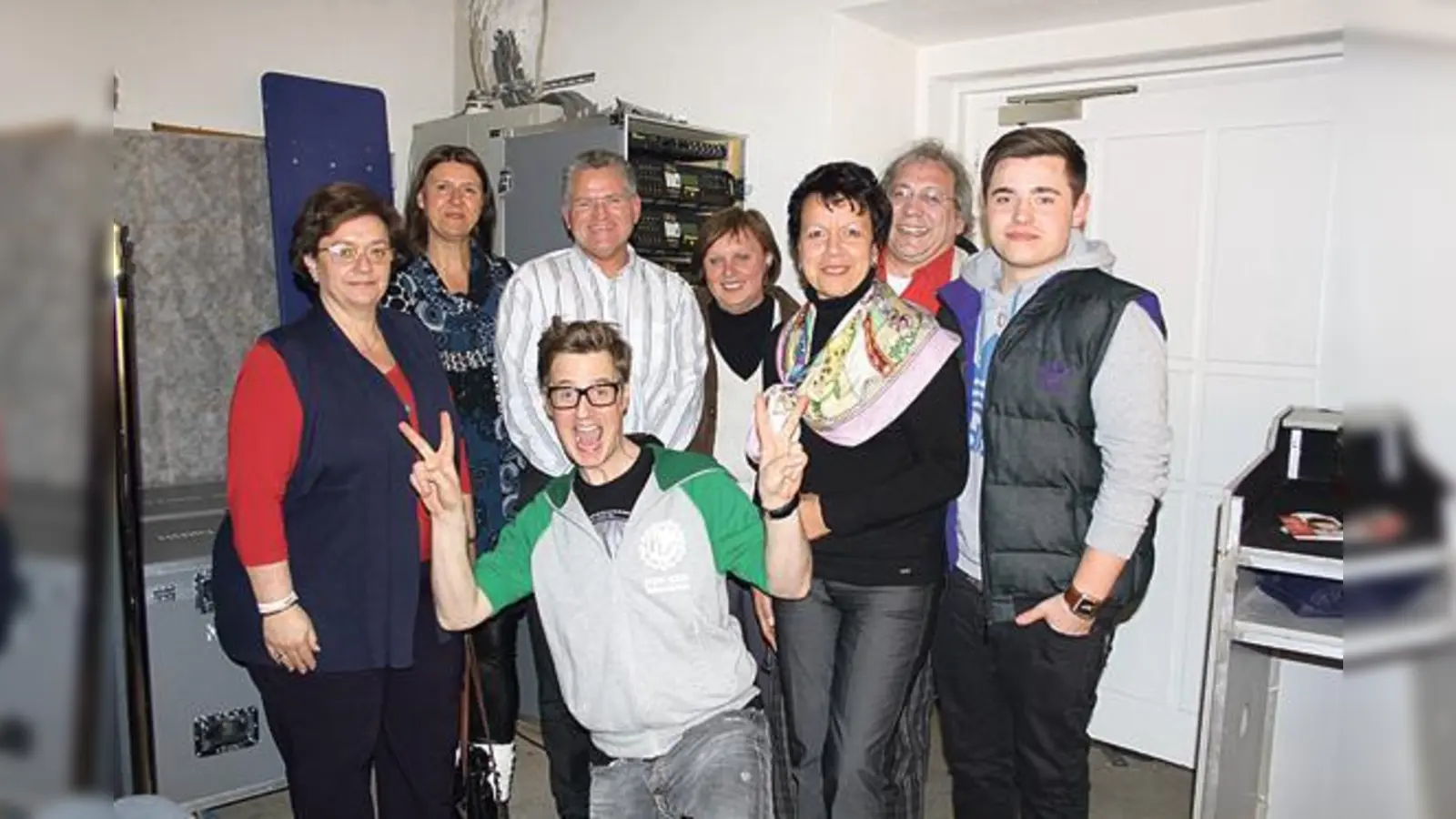 Florian Simbeck (vorne) nahm sich lange Zeit für die Meet &amp; Greet-Gewinner Elisabeth Aigner (l.), Johann Karl (2.v.r.) und Sybille Spies-Brenner (3.v.r.) sowie deren Begleitung.  (Foto: ko)