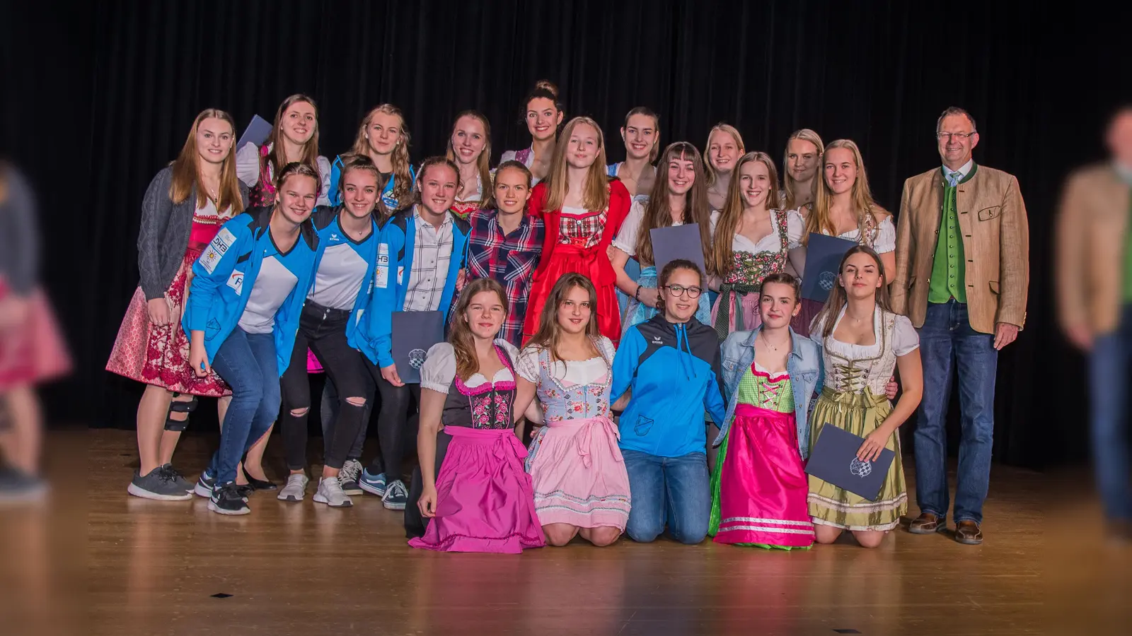 Die (anwesenden) Damen-Beachhandball-Mannschaften des TSV Schleißheim (wA Jugend, wB Jugend, wC Jugend, wU17) mit dem Ersten Bürgermeister Christian Kuchlbauer. (Foto: privat)