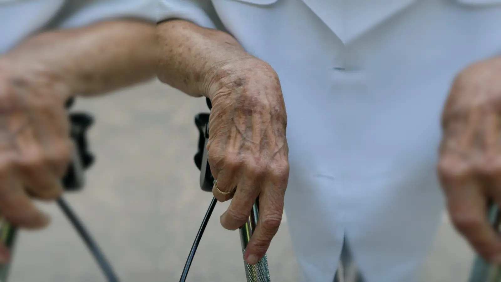 Viele Menschen sind im Alter auf Pflege und Unterstützung angeieesen. In der Regel können sie auf Familienangehörige zählen. (Foto: angieconscious_pixelio.de)