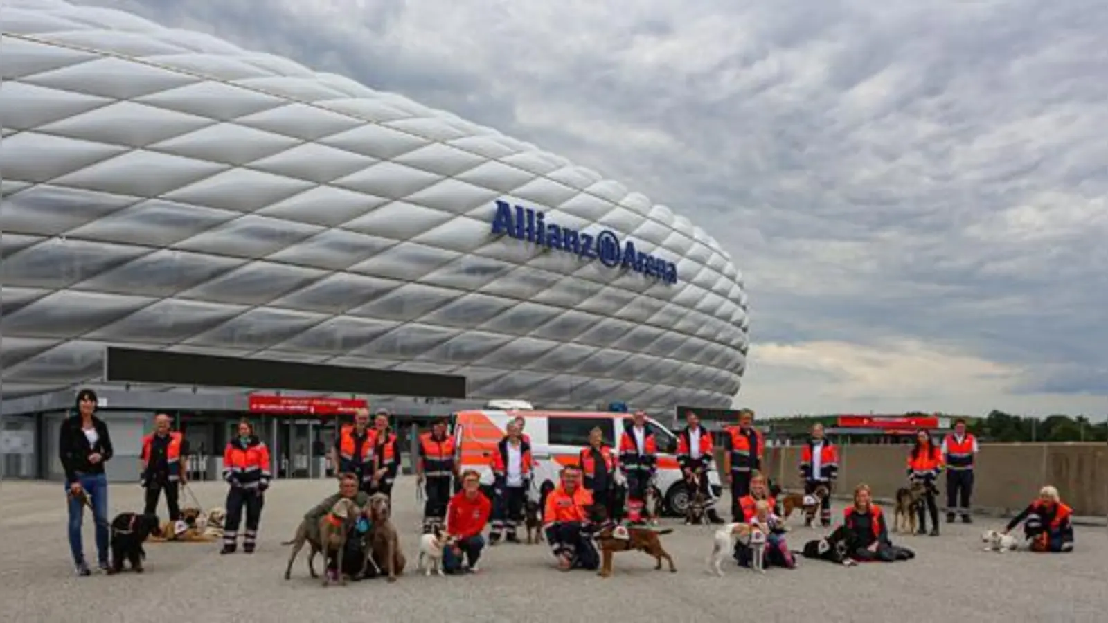 Ein starkes Team, bestehend aus Vierbeinern und natürlich auch Zweibeinern.  (Foto: Privat)