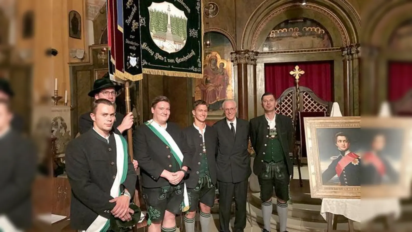 Vertreter der Ottobrunner Burschen mit Herzog Franz von Bayern (2.v.r.). 	 (Foto: Robert Kiderle Fotoagentur)
