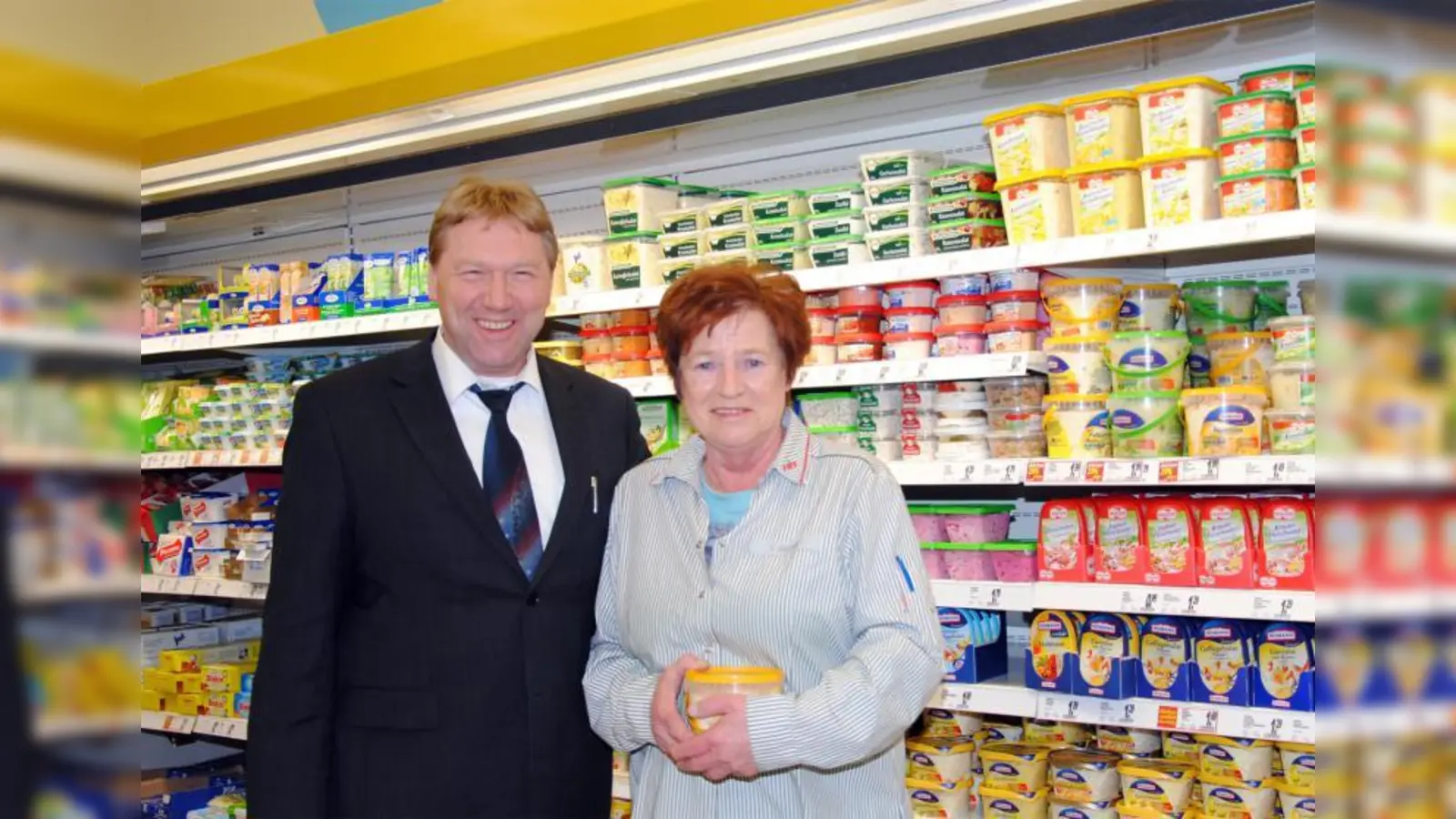 HIT-Regionalleiter Ralph Ulbricht und seine vielen langjährigen Mitarbeiter/innen, wie hier Inge Geier, laden ihre treuen Kunden jetzt zum Weißwurstfrühstück ein. (Foto: Eva Schraft)