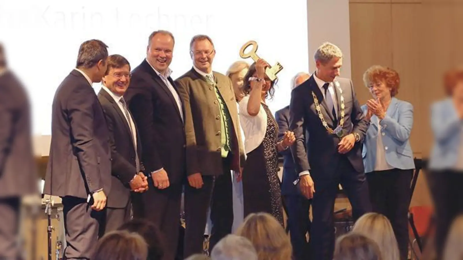 Der Schlüssel fürs Schloss: Schulvertreter und lokale Politiker feierten die Einweihung der neuen Therese-Giehse-Realschule.	 (Foto: VA)