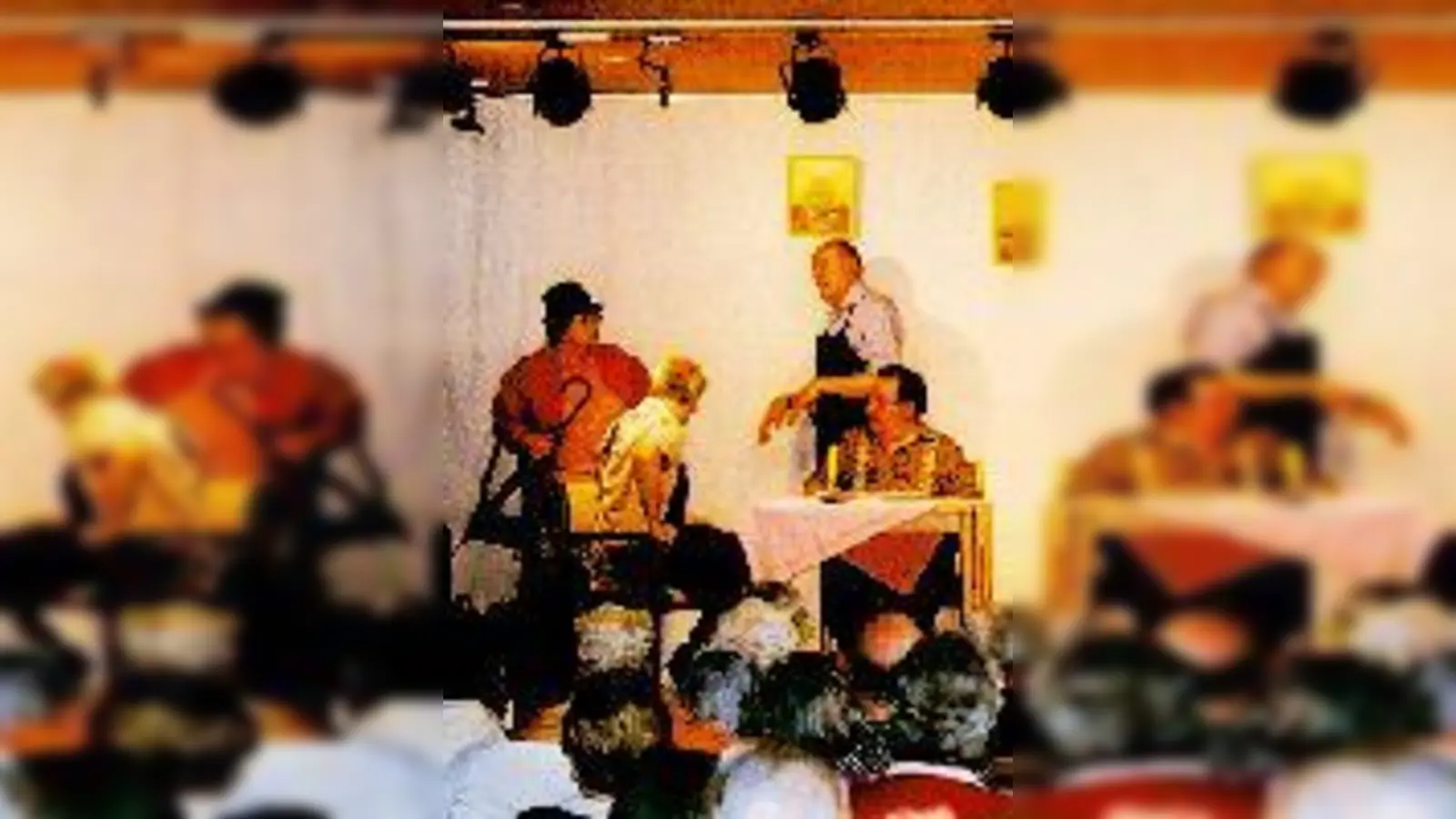 Die Akteure auf der Bühne in der voll besetzten Cafeteria des ASZ. 	 (Foto: ASZ)