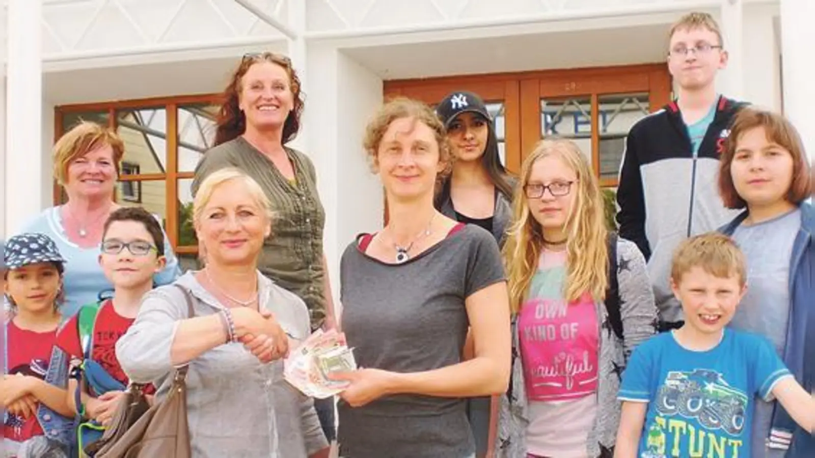 Spendenübergabe (vorne links): Barbara Kleinmaier-Warg  von der OGS-Grundschule empfängt 250 Euro von Daniela Molle von der Stadtbücherei Grafing. Hinten links Maja Müller (ebenfalls OGS) und (2.v.l.) Oliva Himmelreich von der Stadtbücherei.  (Foto: Otto Hartl)