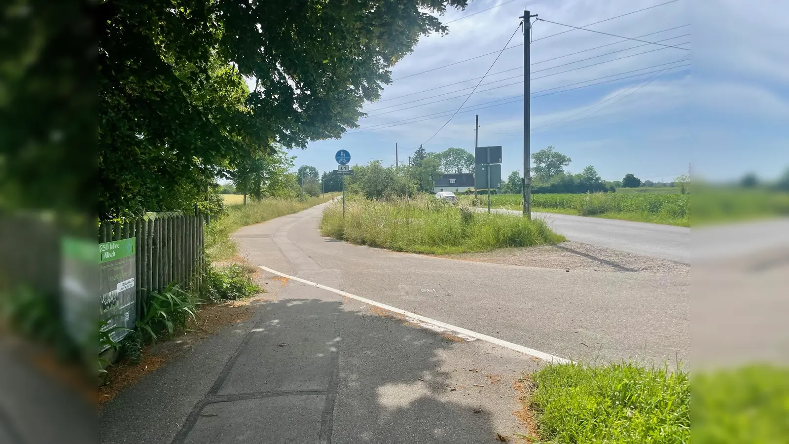 Nach der Haunummer 55 führt ein kombinierter Rad-/Fußweg an Feldern vorbei Richtung Westen. Die neue Markierung zeigt nun wieder deutlich an, dass der Radverkehr an dieser Stelle auf die Straße geführt wird. (Foto: bb)