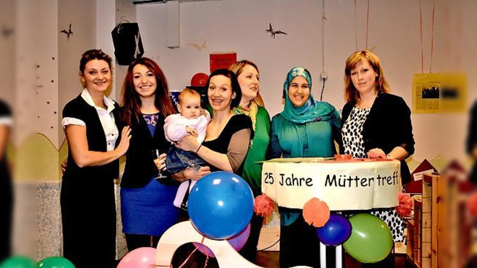 Die jungen Frauen im Familienzentrum Müttertreff Moosach feierten mit Leiterin Yvonne Todisco (3. von links) das Jubiläum mit einem großen Fest.	 (Foto: ws)