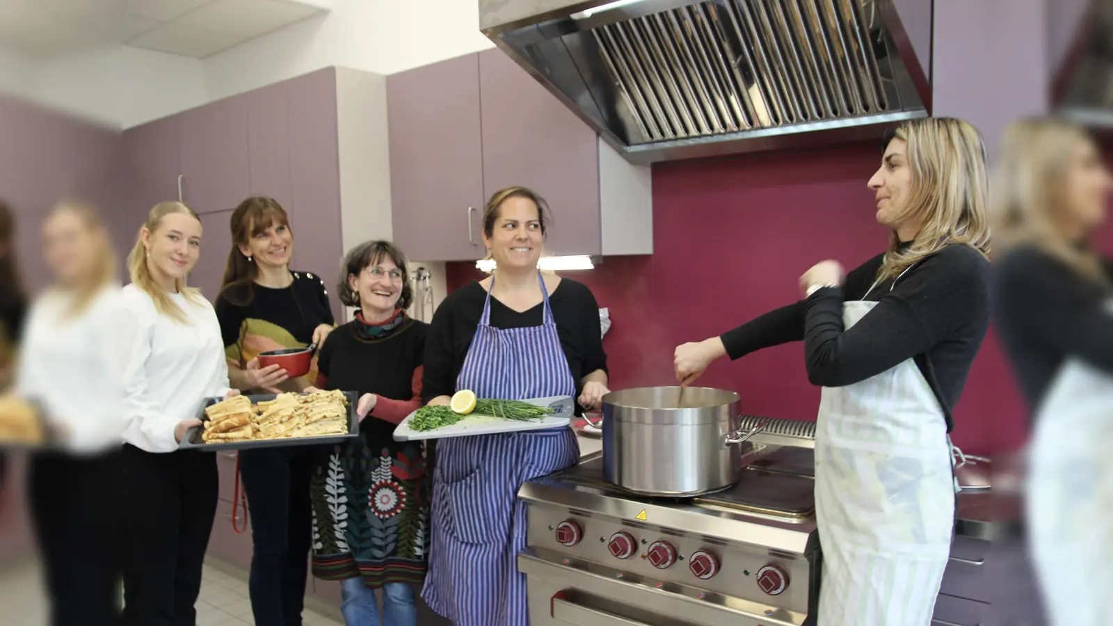 Das ASZ in Pasing sucht Ehrenamtliche, die das Kochteam unterstützen oder anderweitig gerne bei Veranstaltungen mithelfen. Praktikantin Alexija, Kirsten Josefczak und Leiterin Claudia Hohendorf, die „Köchin des Tages“ Katja Plan und Hauswirtschaftskraft Miliza Milos (v.l.). (Foto: us)
