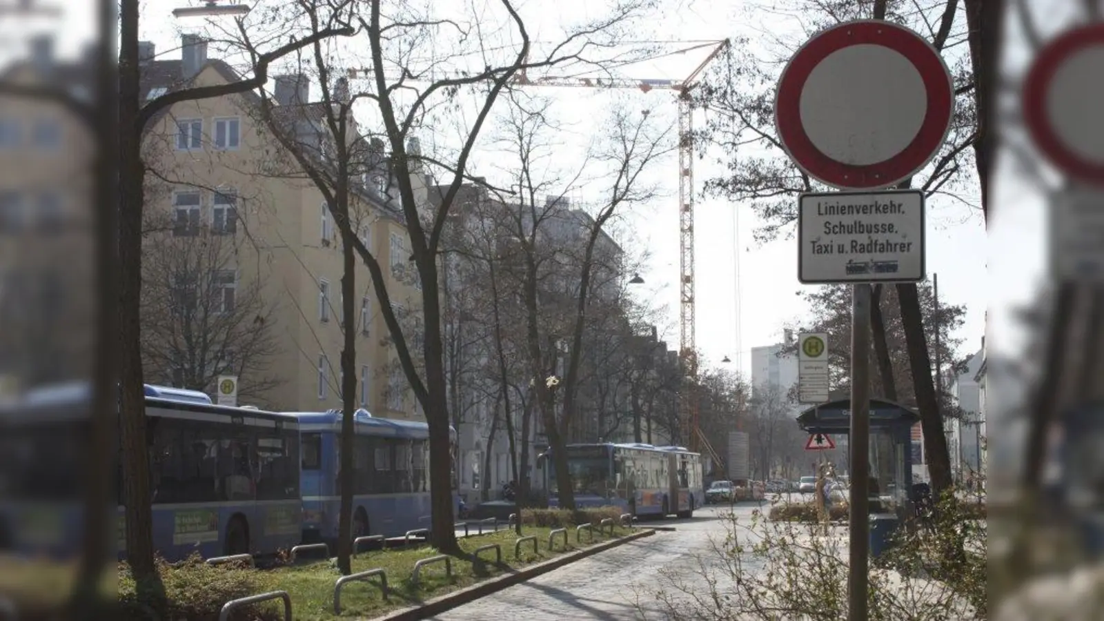 „Man kann sich schon fragen, ob die Leute noch Verkehrsschilder lesen können”, merkte Ulrike Boesser an. Nur Busse und Taxis dürfen auf der Trappentreustraße am Gollierplatz weiterfahren. (Foto: ktm)