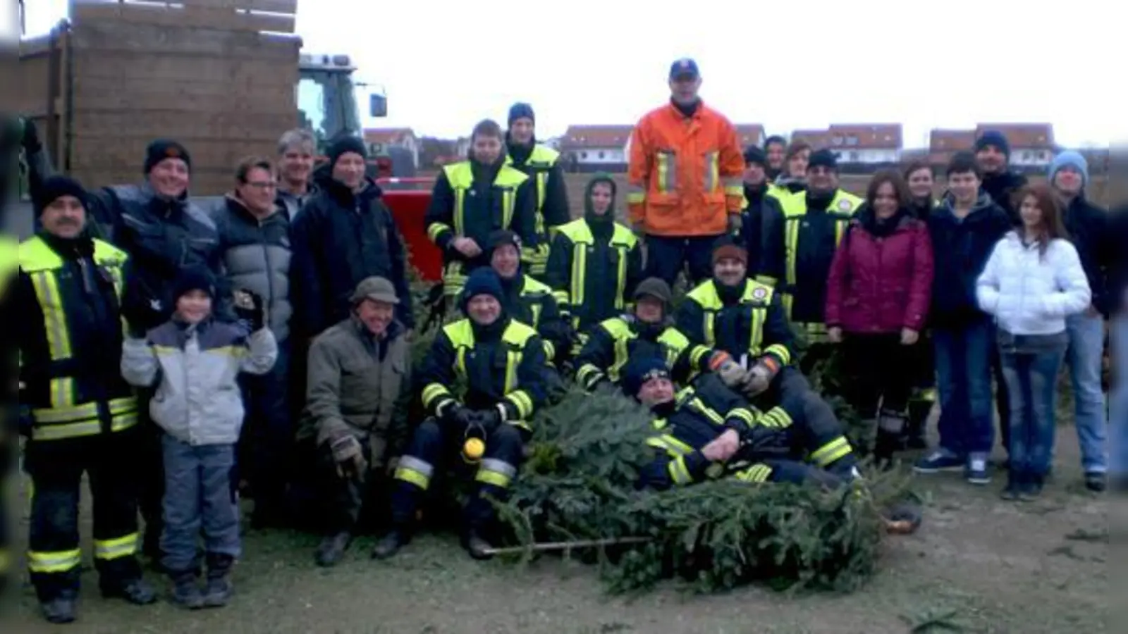 Die Feuerwehren Grasbrunn und Harthausen nahmen sich der Christbaumentsorgung an.	 (Foto: Privat)