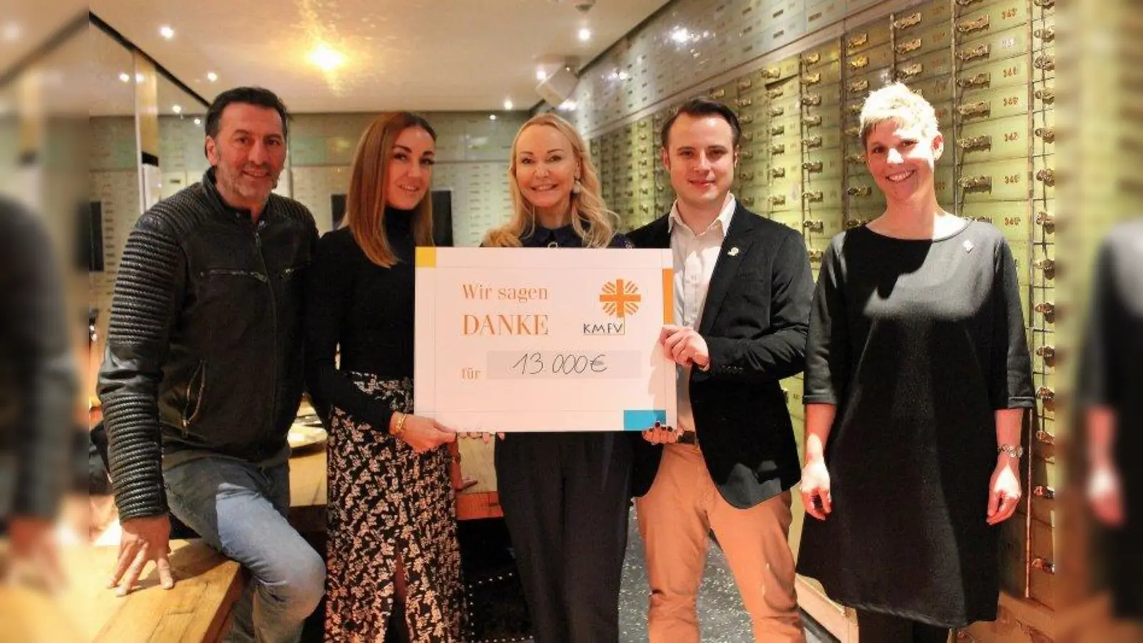 Freuten sich gemeinsam bei der Spendenübergabe (von links): Ugo Crocamo (Restaurant-Geschäftsführer), Melanie Fischer (Mitinitiatorin der Spendenaktion), Antje Heiden (Initiatorin der Spendenaktion), David Diekmann (stellv. Leiter des Ambulanten Fachdienstes Wohnen München des KMFV und Bereichsleitung Clearinghäuser) und Sabine Reiner-Pfeiler (Leiterin des Ambulanten Fachdienstes Wohnen München des KMFV). (Foto: Horschmann)