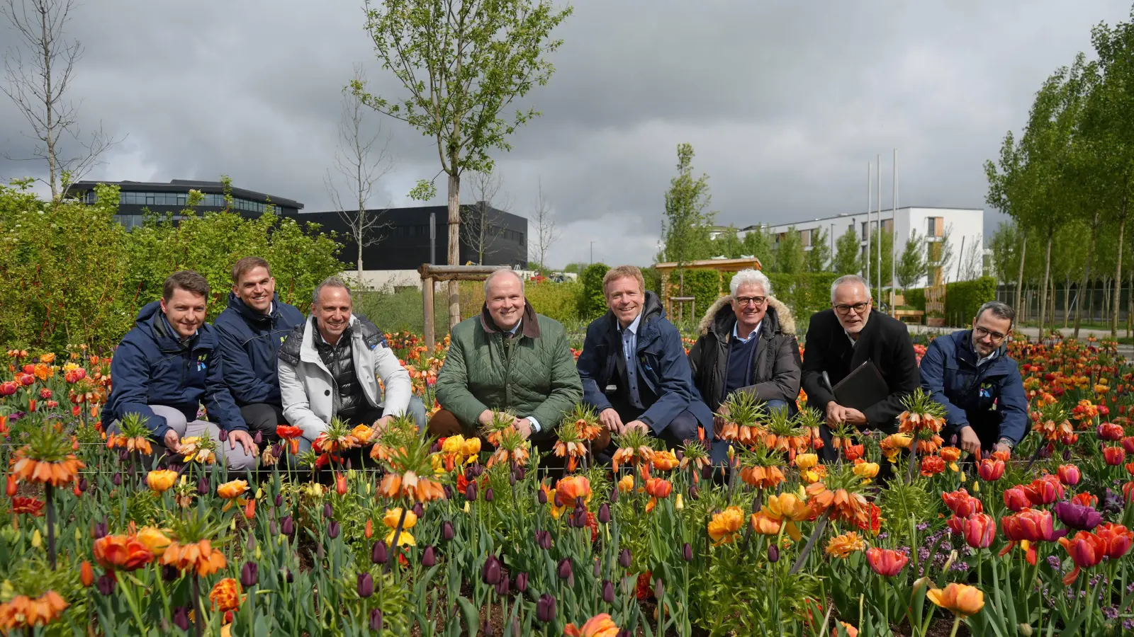 Auf die Landesgartenschau in Kirchheim freuen sich unter anderen der örtliche Landtagsabgeordnete Maximilian Böltl (2. von links), Umweltminister Thorsten Glauber (3. von links), Landrat Christoph Göbel (4. von links) und Erster Bürgermeister Stephan Keck (4. von rechts). (Foto: StMUV)