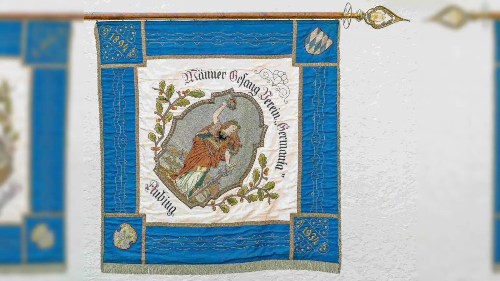 Die Vorderseite der Fahne des Gesangsvereins Germania Aubing. Die Vereinsfahne wird zum feierlichen Festumzug präsentiert. (Foto: pi)