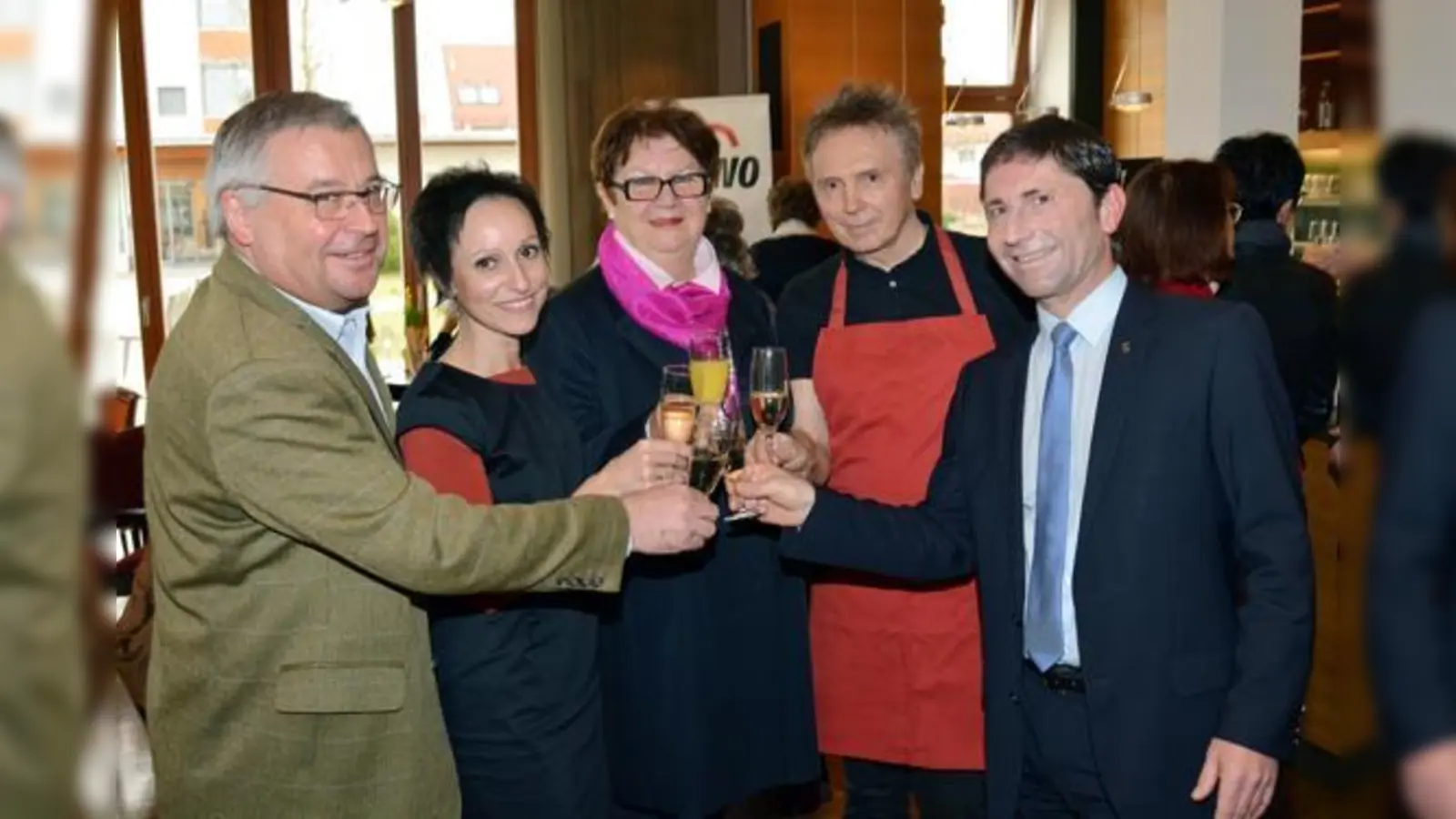 Auf das gute Gelingen des Treff.UHU stießen bei der Eröffnung an (von links): Max Wagmann, Andrea Mahner,  Edith Michal,  Daniel Vajda und Andreas Kemmelmeyer.	 (Foto: VA)