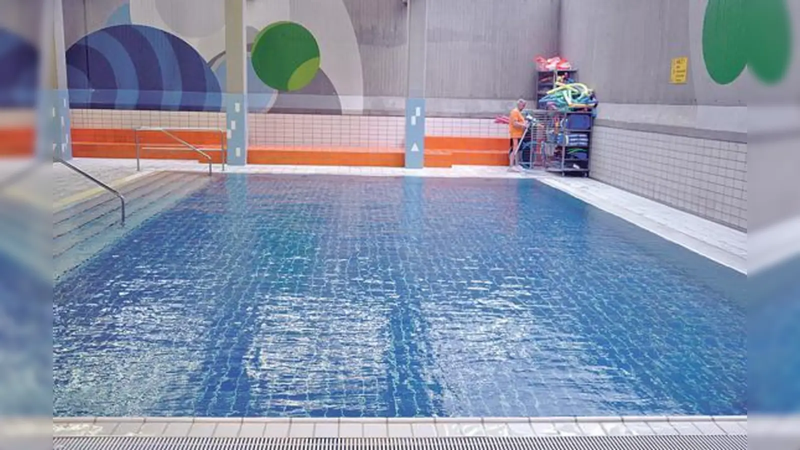 Im Hohenbrunner Schwimmbad können auch Erwachsene das Schwimmen erlernen. 	 (Foto: VA)