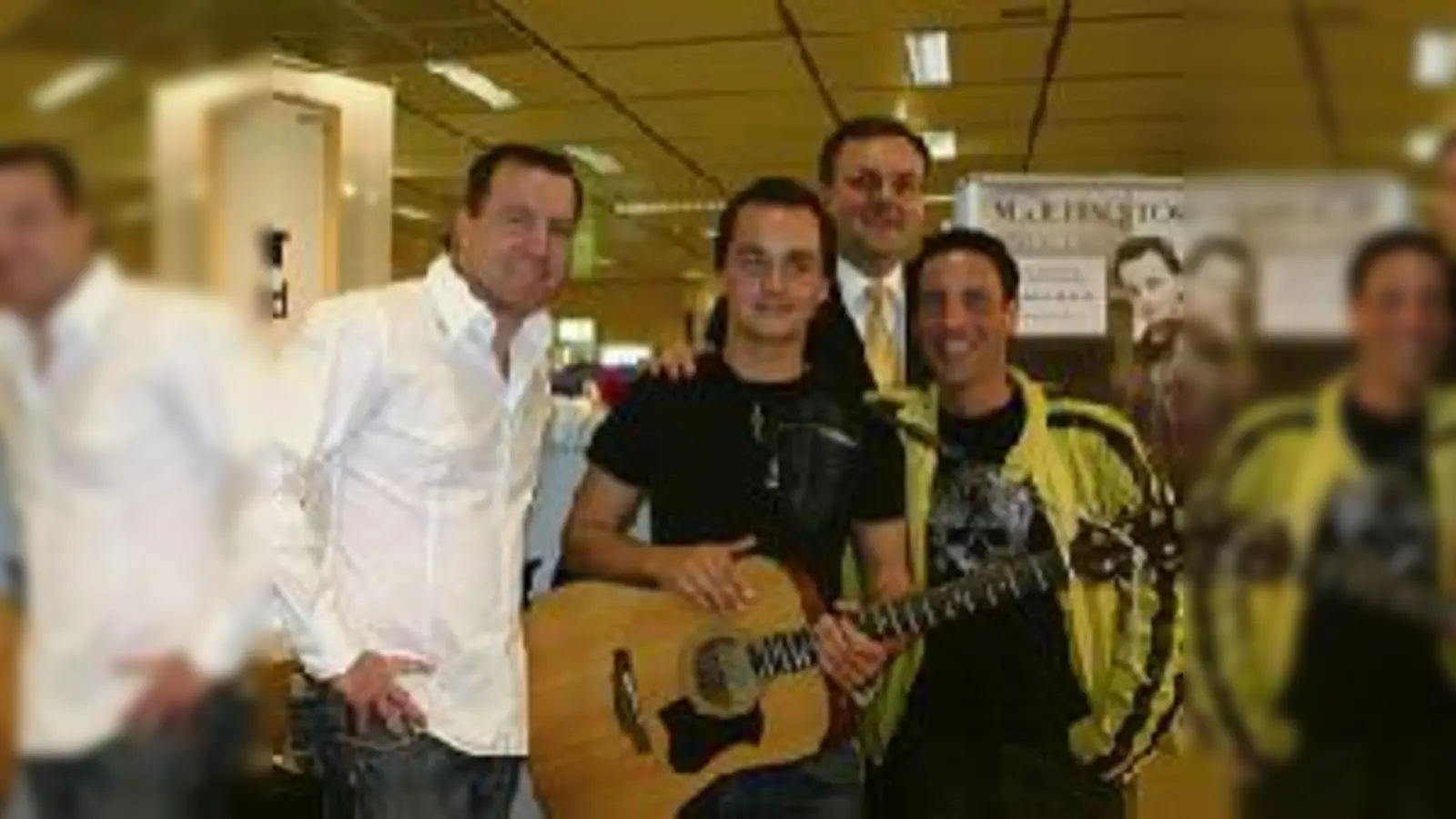 Pop-Star bei Karstadt am Nordbad: Martin Stosch (Mitte) mit seinen Produzenten Uli Fischer (1.v.l.) und Harald Reitinger (1.v.r) und Filial-Geschäftsführer Raimund Zeitlmayer (2.v.r.).	  (Fotos: ek)