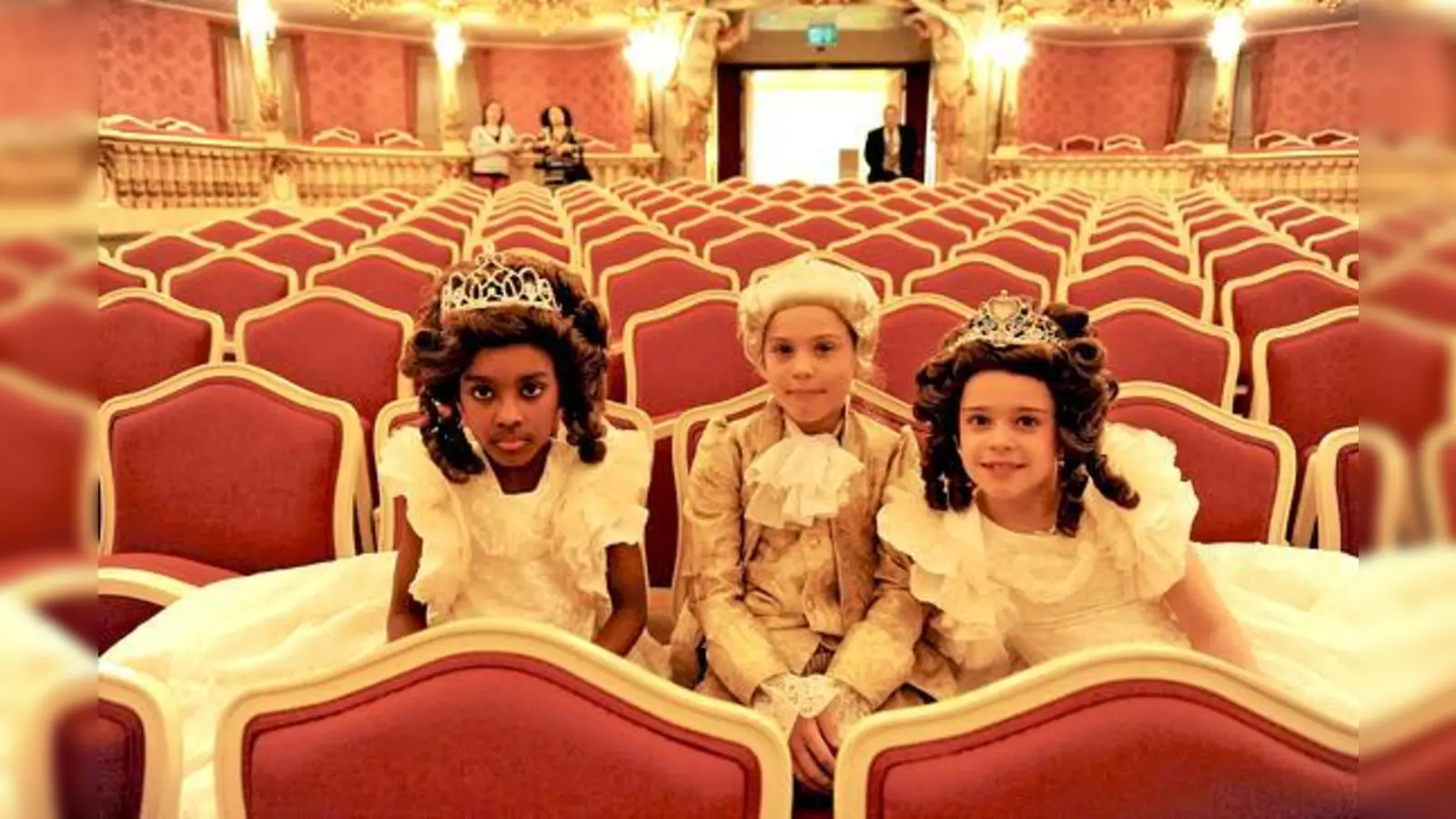 Im Amadeus- und Sissikostüm: In gut zwei Wochen zeigen die Kinder, was sie im Lilalu-Workshop gelernt haben.  	 (Foto: © Ingrid Grossmann)
