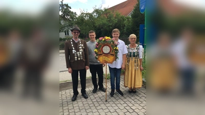 Gauältestenkönig Martin Bergschneider, Jugendkönig Lukas Fastner, Felix Bergschneider mit der Vereinstafel und Vereinskönigin Monika Zechmann (von links). (Foto: Schützengesellschaft Eintracht)