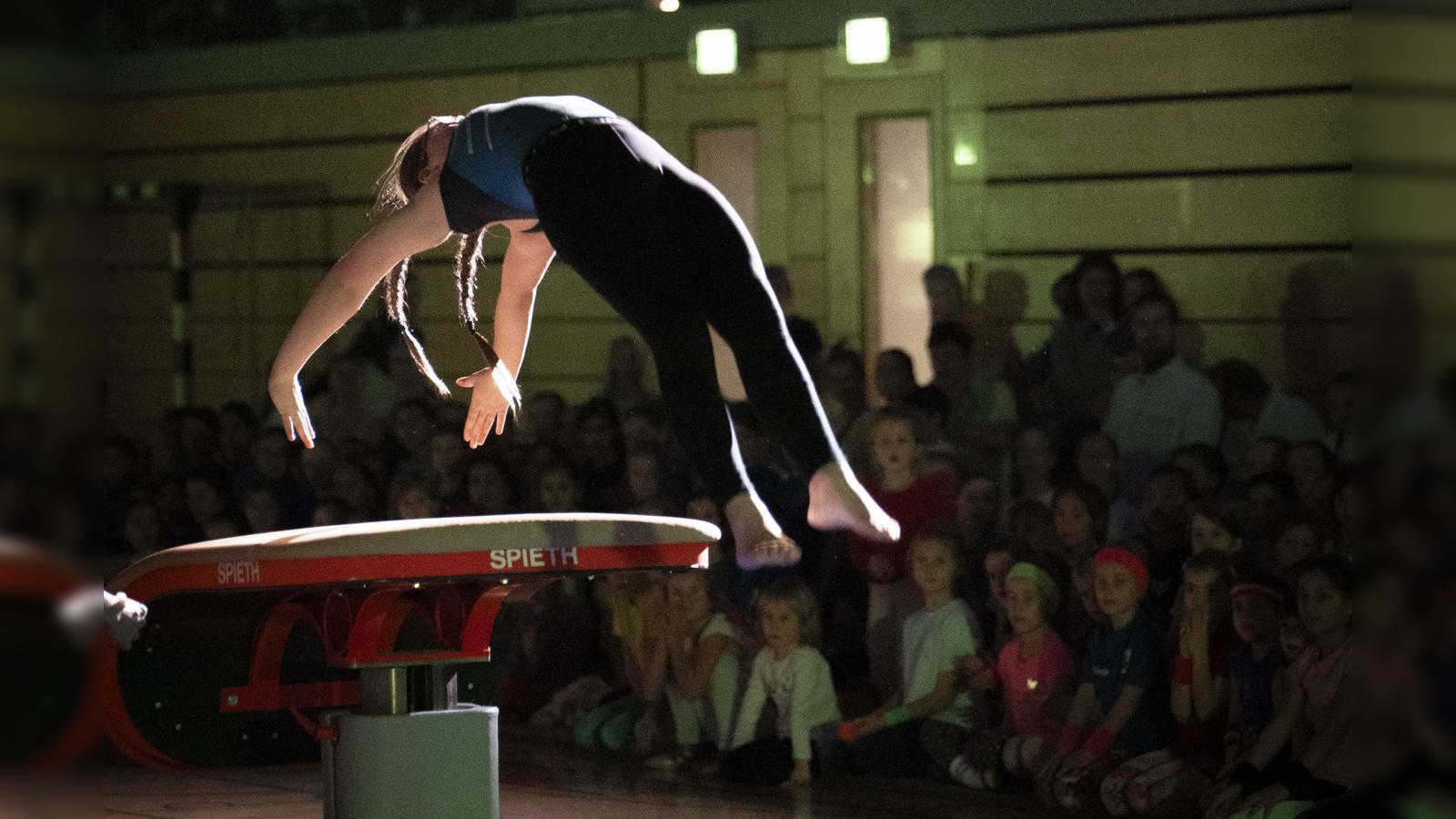 250-Zuschauer-beim-Weihnachtsturnen-des-TSV-Trudering