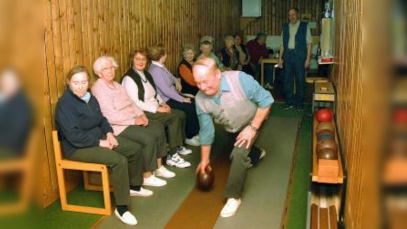 Nicht sportliche Leistung, sondern Geselligkeit stehen beim Seniorenkegeln im Vordergrund. (Foto: Vera Greif)