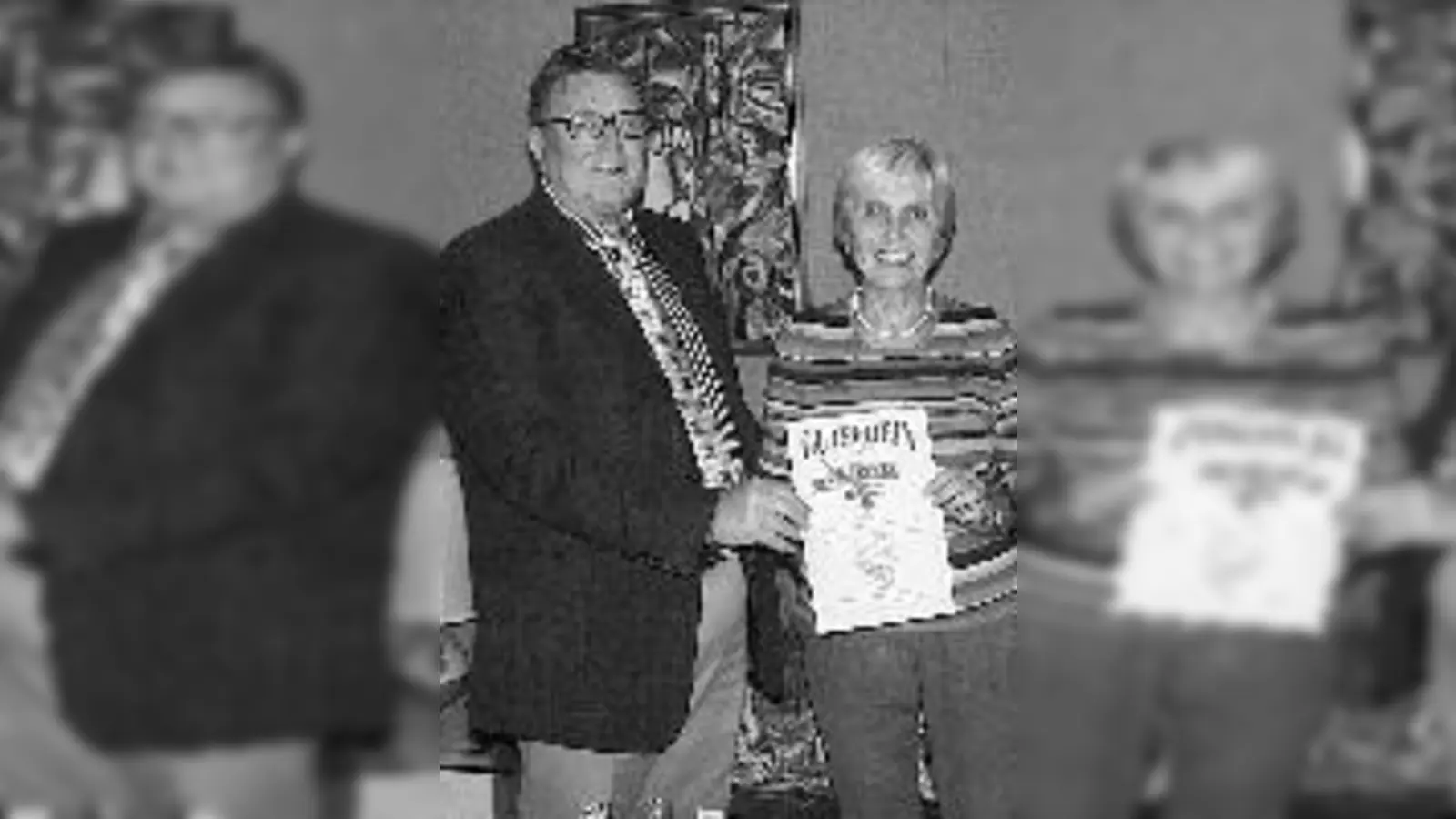 Freudig überrascht war Margoth Böger, als ihr Georg Prinz den Fluggutschein übergab.	 (Foto: Verein)
