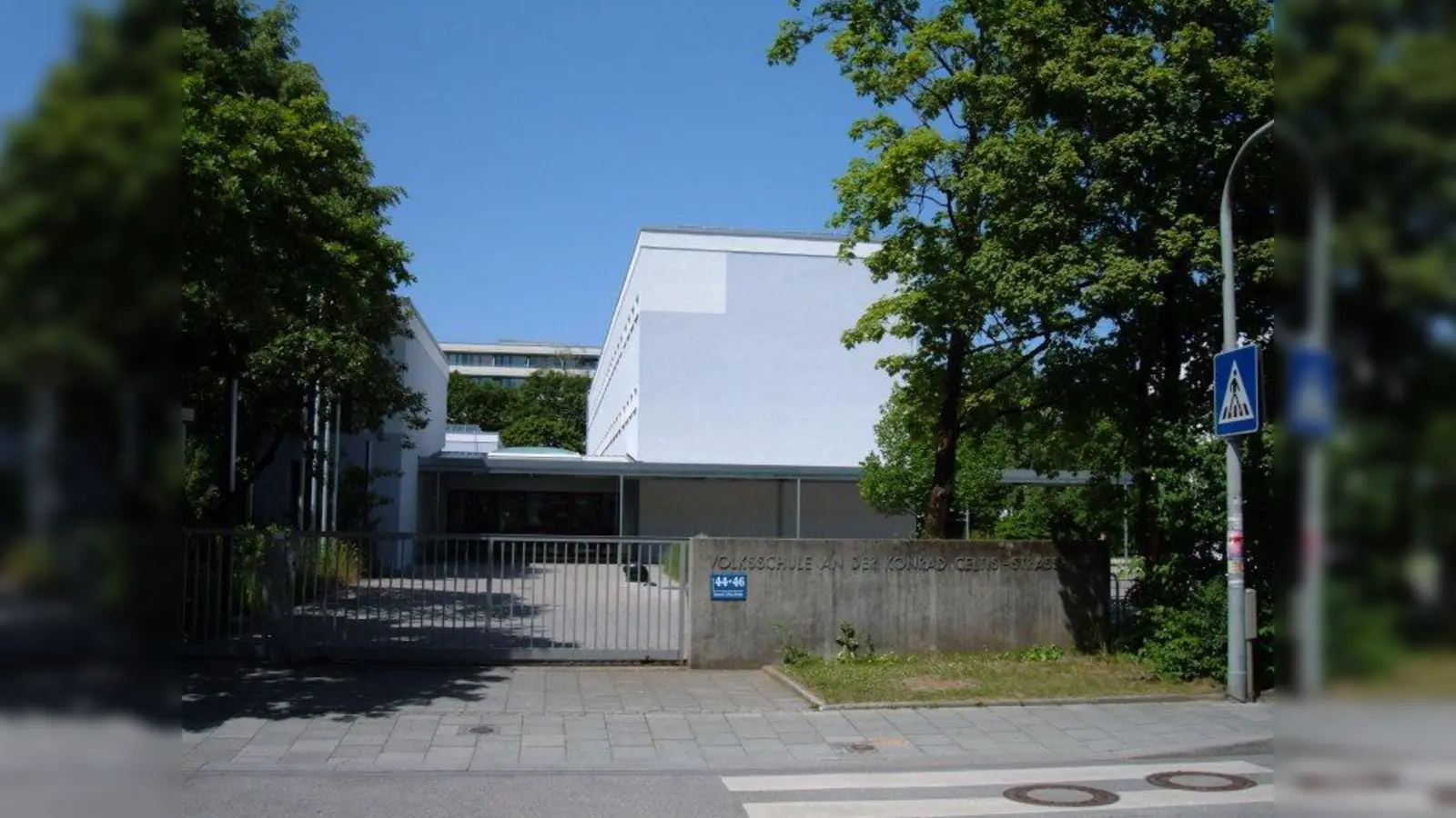 Für zwölf Klassen ist das Gebäude konzipiert. Nun fehlt es in der Grundschule mit derzeit 15 Klassen an Räumen. (Foto: ah)