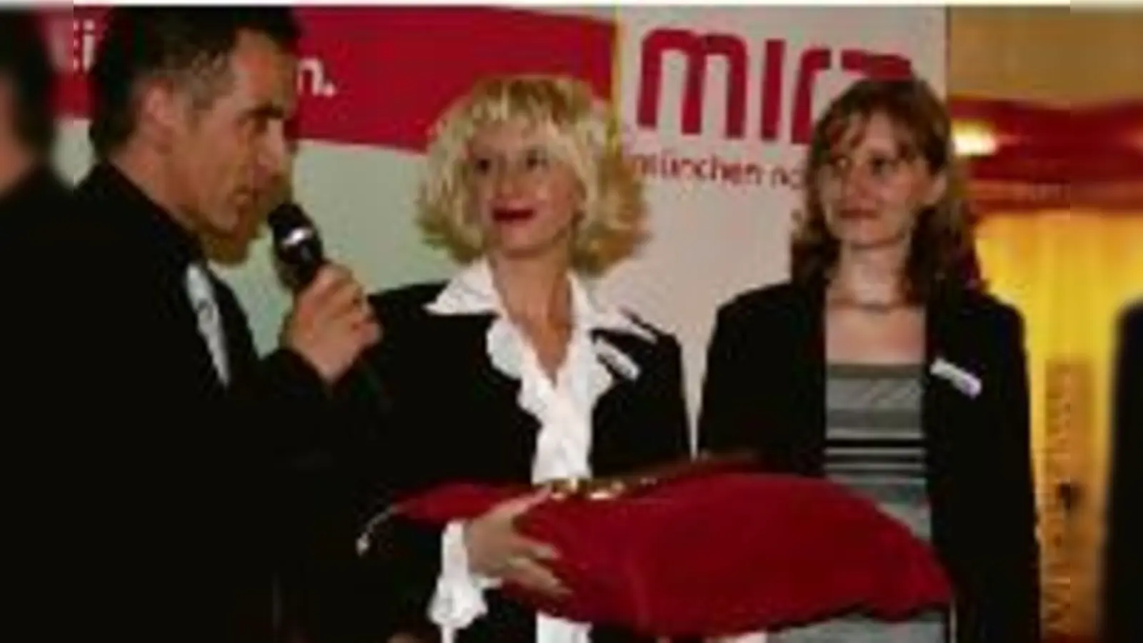 Center-Managerin Sabine Zimmerer (Mitte) präsentiert mit Assistentin Katja Kraneis und Moderator Barry Werkmeister den neuen Schlüssel.  (Foto: em)