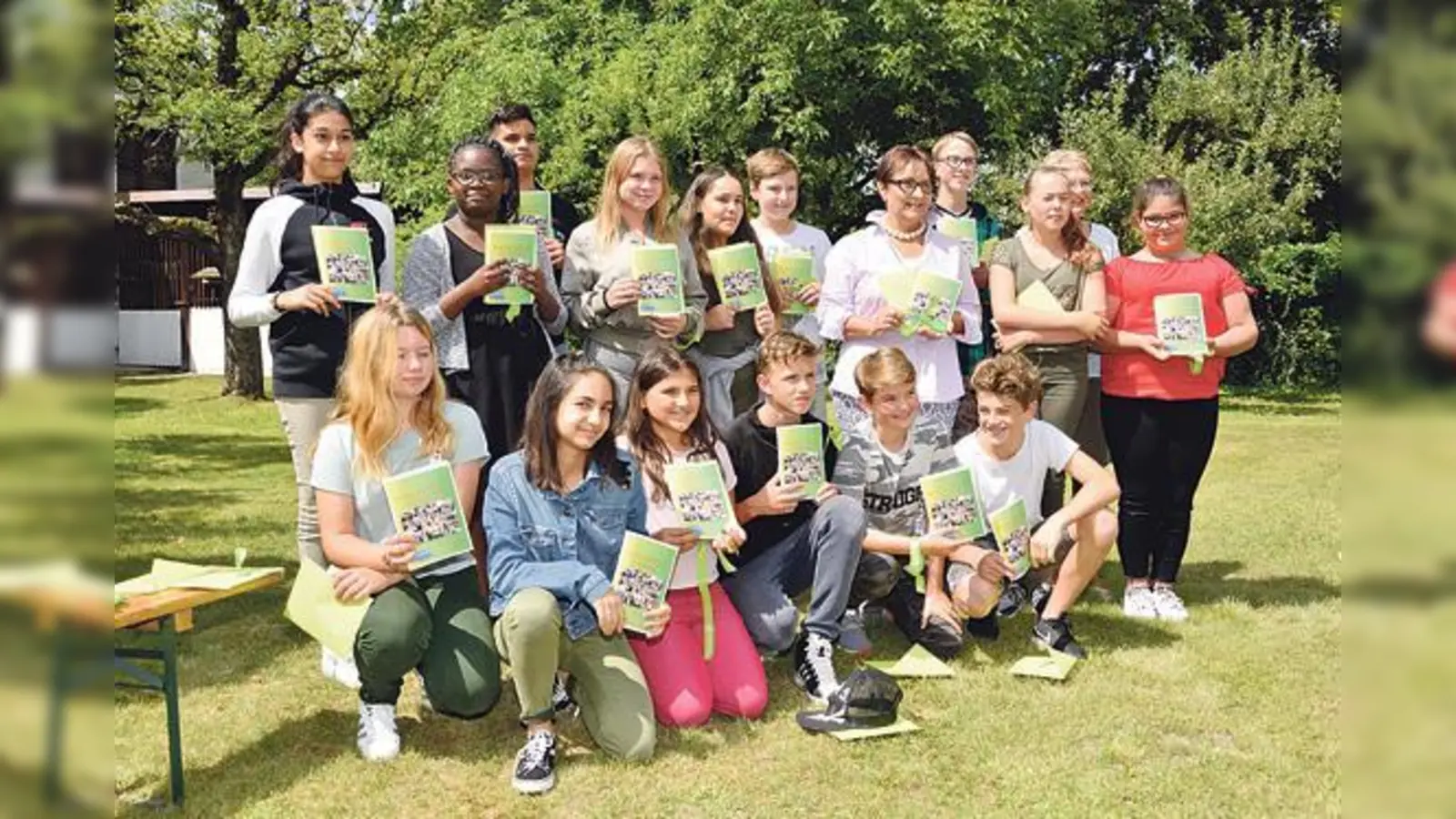 Die jungen Autorinnen und Autoren mit ihrem Werk, der Kunstbroschüre über das Museum Stahl.	 (Foto: VA)