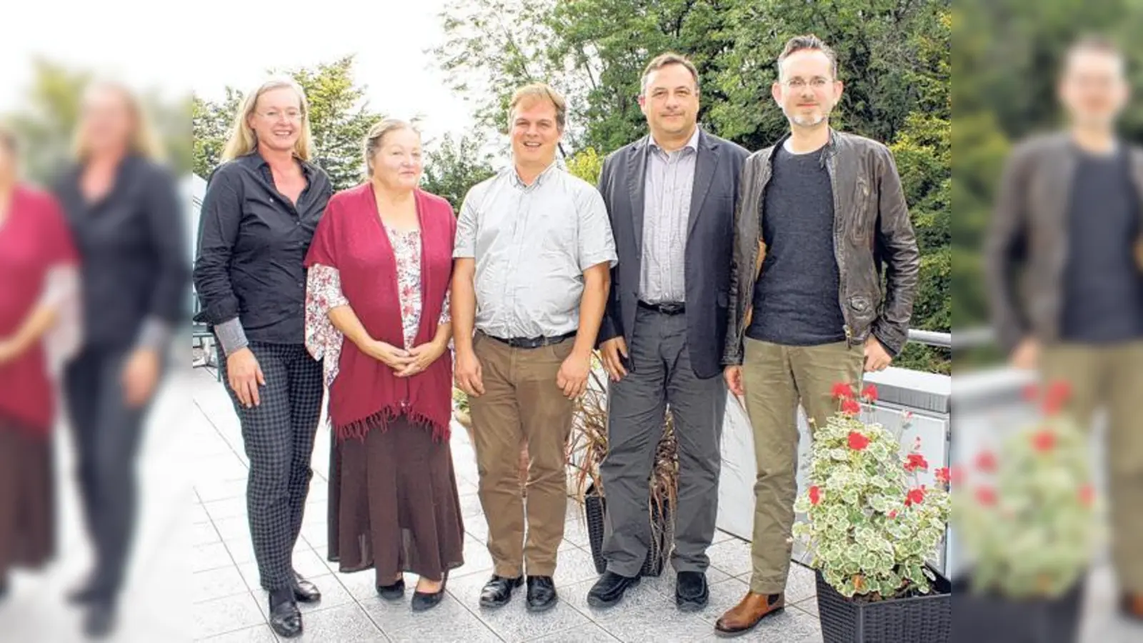 Feiern die Einmaligkeit des Lebens auf ganz eigene Weise: Beate Frankenberger, Marianne Sägebrecht, Ulrich Heller, Leonhard Wagner und Stefan Weiller (v. li.).	 (Bild: job)