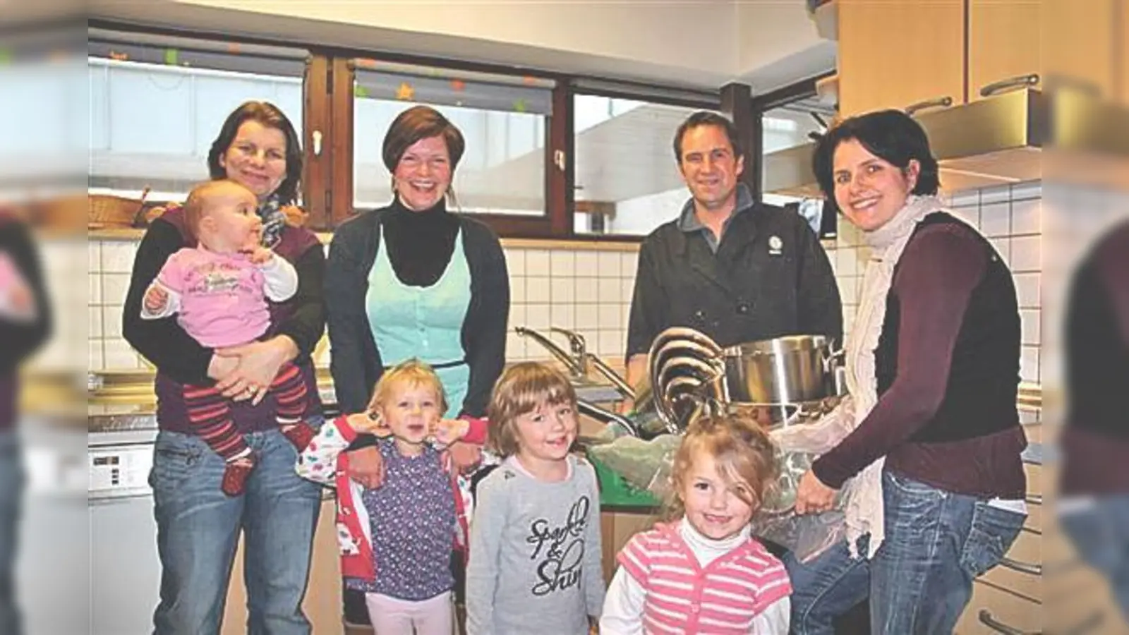 Katja Peter (rechts), Hauptorganisatorin des Sparbasars, freute sich sehr, dass die örtlichen Kindergärten wieder unterstützt werden konnten.	 (Foto: privat)