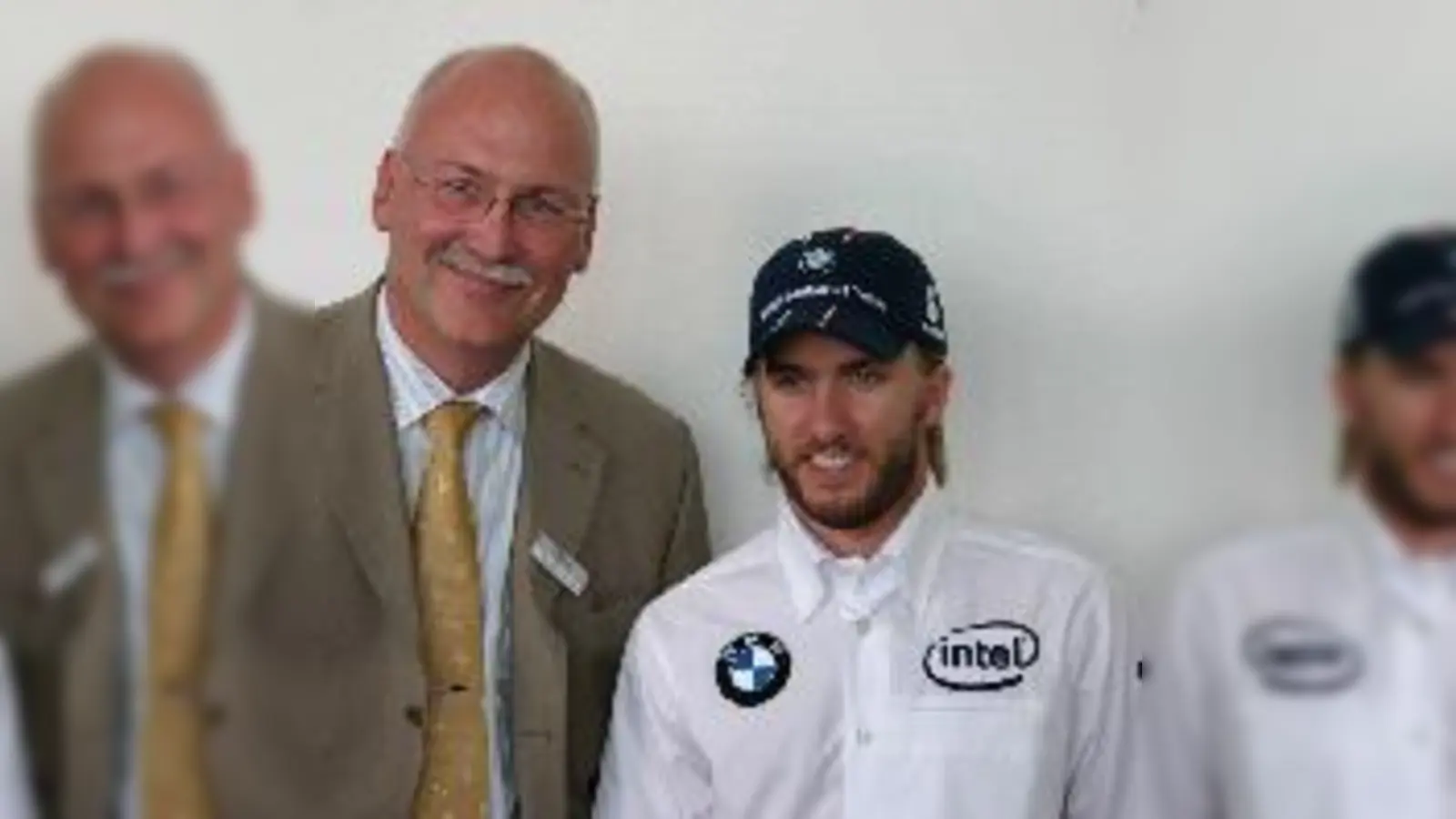 Gastgeber und Formel-1-Star: Wolfgang Kropp, Centermanager der Riem Arcaden, neben Nick Heidfeld.	  (Foto: wei)