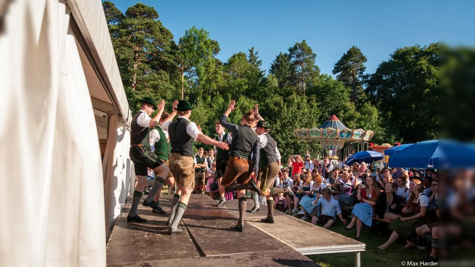 Nicht fehlen darf natürlich dabei der Auftritt der Schuhplattler des Burschenvereins. (Foto: Maximilian Harder)
