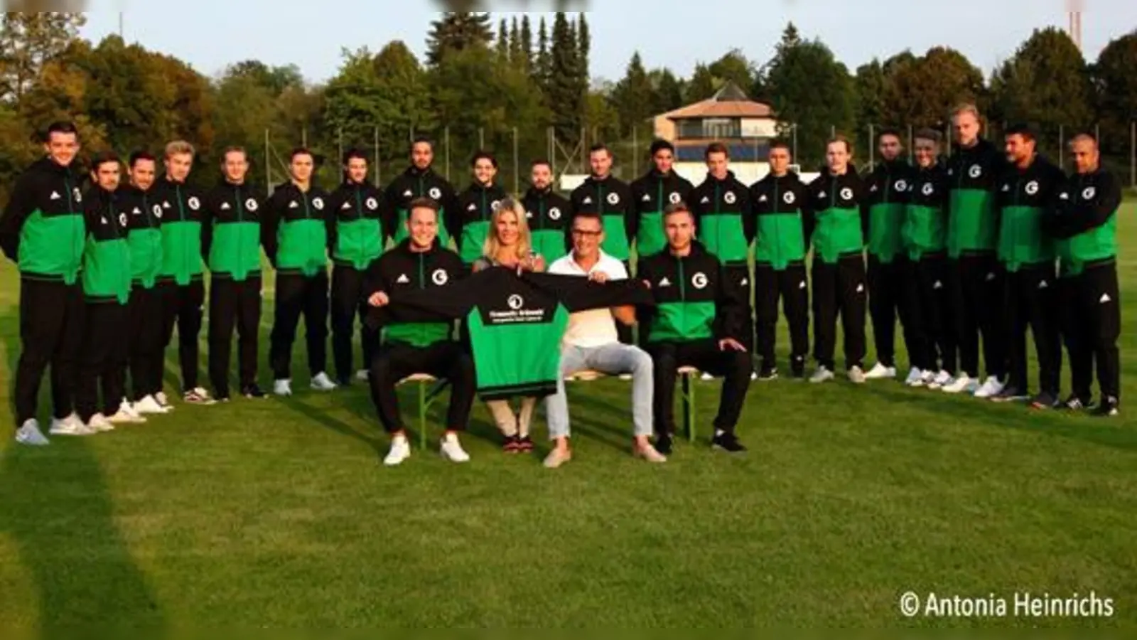 Der TSV Grünwald präsentiert sich mit seinen neuen Trainingsanzügen beim letzten Spiel vor der Winterpause.  (Foto: Antonia Heinrichs)