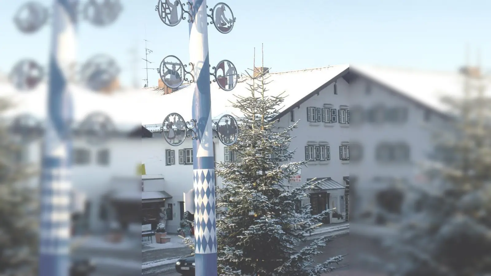 Der »Zwillings-Christbaum«  steht jetzt auf dem Glonner Marktplatz.	 (Foto: Gemeinde)