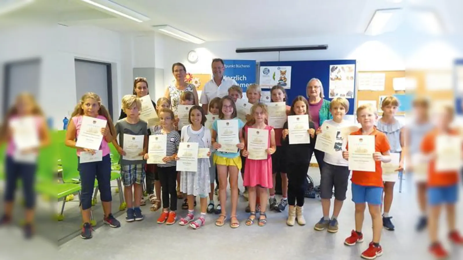 Die fleißigen Leserinnen und Leser 2018 (hinten von links: Rektorin Ute Weiß/Berglwaldschule, Konrektorin Sabrina Barollo/Grundschule Parksiedlung, Erster Bürgermeister Christian Kuchlbauer, Monika Fabian/Büchereileiterin) 	 (F.: Rohe)