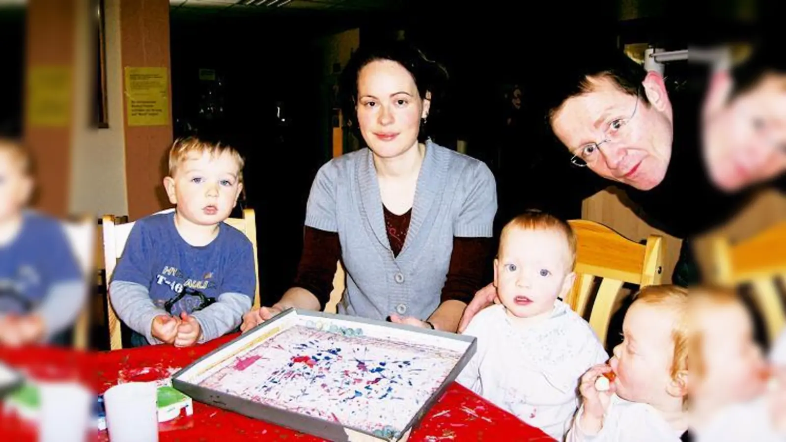 Sebastian, die neue Sozialpädagogin Martina Kinadeter, Tom und Johanna mit Vater Wolfgang Herrmann (v.l.) beim Murmelbilder machen. 	 (Foto: sd)