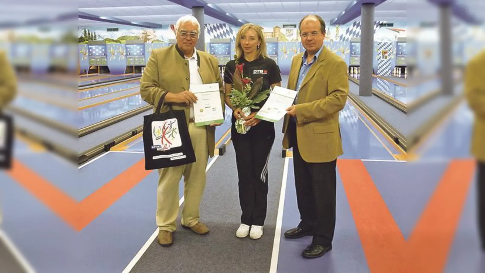Übungsleiterin Claudia Hölzl wurde vom BLSV-Vizepräsidenten Otto Marchner ausgezeichnet. Es gratulierte ihr MKV-Präsident Fred Altmann.  (Foto: Privat)