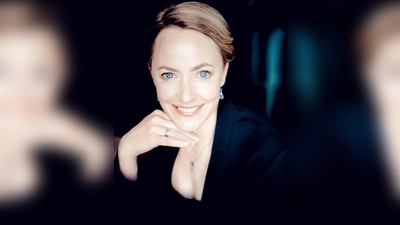 Die in Freiburg geborene Sopranistin Lydia Teuscher erhielt Engagements an der Semperoper Dresden und seit 2009 an der Bayerischen Staatsoper München. Auftritte folgten u.a. am Opernhaus Zürich, dem Festivals Glyndebourne, in der Carnegie Hall New<br>York und in Japan. (Foto: NPhM)