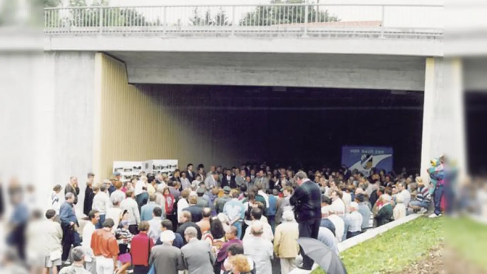 1994 wurde die M11 eingeweiht, vorher wälzte sich der gesamte Verkehr durch Oberhaching.  (Foto: Gemeindearchiv)