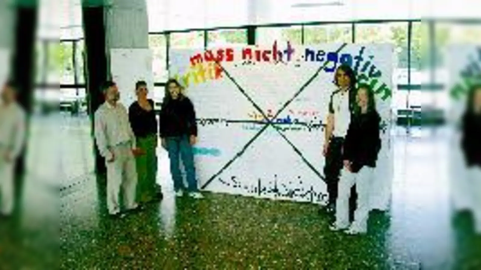 Kursleiter Günther Neumann, Claudia Müller, Alice Mayer, Andy Zammer und Beate Kern (v. li.) vor der selbst gestalteten Stellwand, die die Aufgaben und Inhalte des GK »Schulentwicklung« zeigt.	 (Foto: ta)