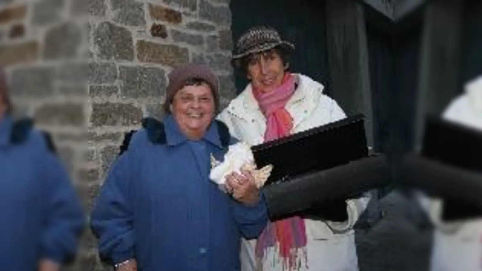 Hansi Ottilié (li.)  der Weihnachtsengel 2008: Hermine Reil, Einsatzleiterin des Helferkreises der Nazareth-Kirche, schlug die 66-Jährige vor.  (Foto: pt)