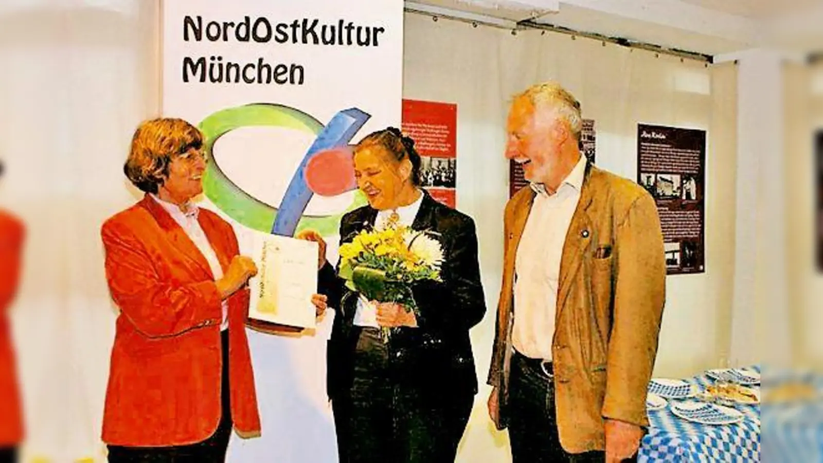 Barbara Topp (Mitte) aus Englschalking wird als 200. Mitglied von den beiden Vereinsvorsitzenden, Dr. Gisela Scola und Roland Krack, begrüßt.	 (Foto: VA)
