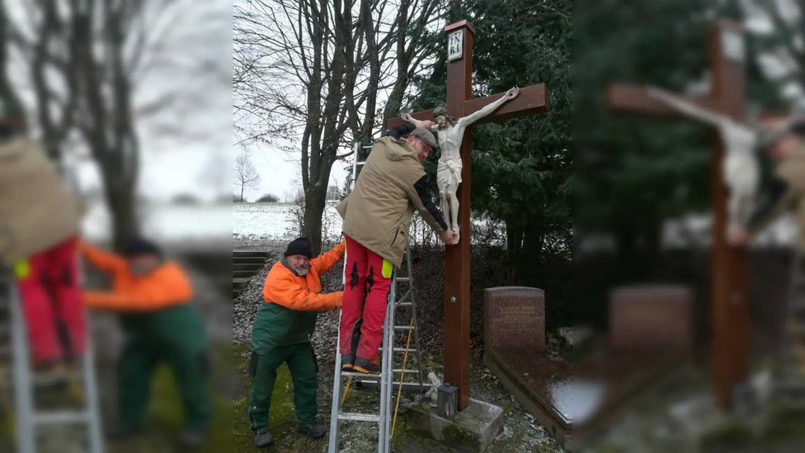 Alfons Koch und Christoph Schrott (v. li.) vom städtischen Betriebshof in Starnberg haben die Jesusfigur rechtzeitig vor Weihnachten wieder nach Percha gebracht. (Foto: Stadt Starnberg)